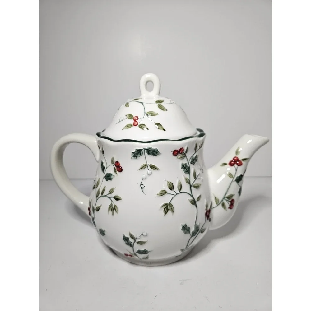 Pfaltzgraff Winterberry Sculpted Teapot Ceramic Holly Berry 109-A13-00 8in 4 Cup